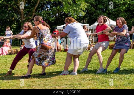 Une équipe Womens Tug of War se produit au FairwARP Village Fete, FairwARP, East Sussex, Royaume-Uni. Banque D'Images