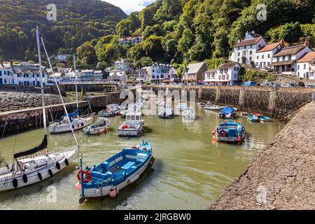 Petits bateaux dans le port de Lynmouth, Devon Banque D'Images