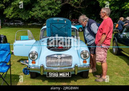 Un spectacle de voitures classiques au Nutley Village Fete, Nutley, East Sussex, Royaume-Uni. Banque D'Images