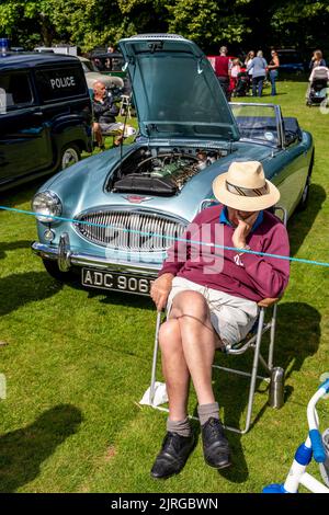 Un spectacle de voitures classiques au Nutley Village Fete, Nutley, East Sussex, Royaume-Uni. Banque D'Images