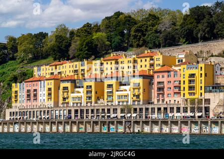 Appartements modernes sur les rives du Douro à Porto, une ville importante du nord du Portugal. Banque D'Images