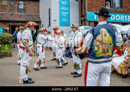 Un groupe de danseurs Morris se produisent à l'extérieur du Dorset Pub, à Lewes, East Sussex, au Royaume-Uni. Banque D'Images
