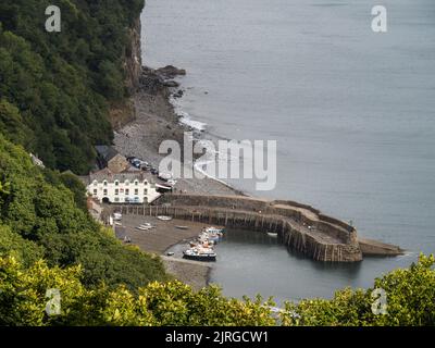 Clovelly, North Devon, Royaume-Uni - 20 août 2022 : vue en grand angle du port depuis les falaises, avec bateau. Belle journée. Banque D'Images