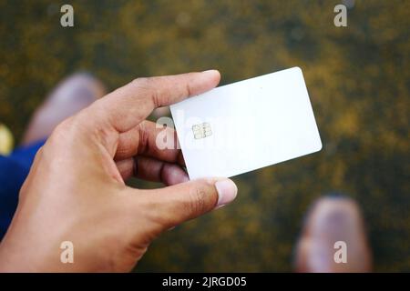 gros plan de la personne tenant la main de la carte de crédit Banque D'Images