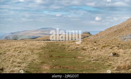 En regardant le calcaire de Conistone Pie sur le sentier de Dales Way, un beau jour, le parc national de Yorkshire Dales, North Yorkshire, Angleterre, Royaume-Uni Banque D'Images