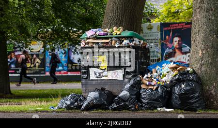 Édimbourg, Écosse, Royaume-Uni, 24th août 2022. Bin Strike: Débordement de bacs à litière sur les Meadows au cours de la dernière semaine du festival. La grève est dans ses 7th jours sans fin encore en vue. Crédit : Sally Anderson/Alay Live News Banque D'Images