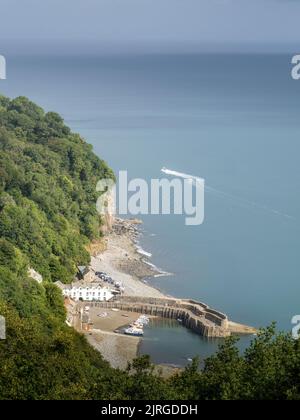 Clovelly, North Devon, Royaume-Uni - 20 août 2022 : vue en grand angle du port depuis les falaises, avec bateau. Belle journée. Banque D'Images