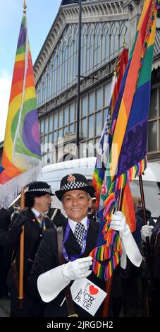 Les policiers du Grand Manchester portent des drapeaux arc-en-ciel, se préparer à la parade de la fierté LGBT de Manchester 2011. Les médias locaux ont rapporté que les organisateurs de la Manchester LGBTQ+ Pride ont demandé aux policiers de ne pas porter leur uniforme lors du défilé de la Manchester Pride le 27th août 2022. Les organisateurs de la fierté ont déclaré que les officiers espérant y participer devraient porter des 'vêtements civils'. Banque D'Images