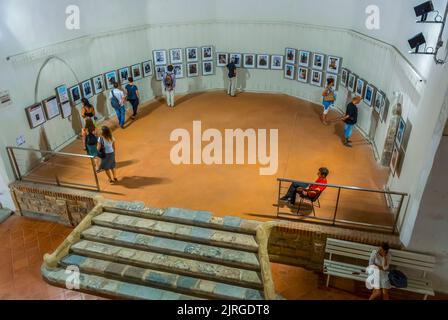 Perpignan, France, Groupe de personnes, touristes, Hgigh angle, Exposition de photographie, Photojournaliste Photography Festival 'Visa pour l'image' Banque D'Images