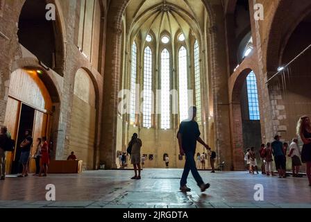 Perpignan, France, Groupe de personnes, touristes, en regardant l'exposition de photographie, Photojournaliste Photography Festival 'Visa pour l'image' dans la vieille église, LE COUVENT DES DOMINICAINS Banque D'Images