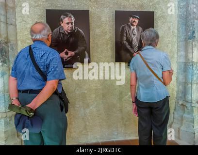 Perpignan, France, deux personnes, par derrière, couple Seniors regardant l'exposition de photographie, Photojournaliste Photography Festival 'Visa pour l'image' Banque D'Images