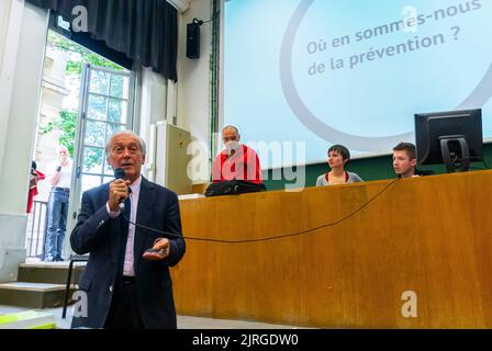 Paris, France, Groupe, scientifique français, Jean-François Delfraissy, ANRS, prononciation à la rencontre des militants SIDA, Act Up-Paris, Inside University Beaux-Arts, Prep, HIV, Etude scientifique sur la prophylaxie pré-exposition, les français au sein du SIDA vih Banque D'Images