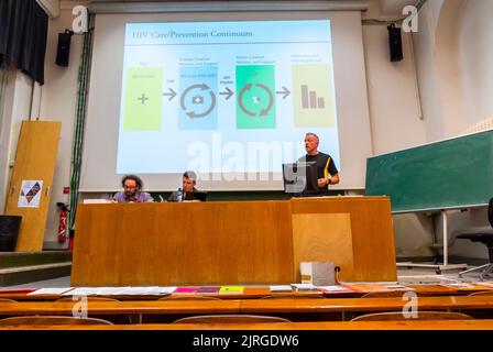 Paris, France, Act Up -Paris, Réunion hebdomadaire, HIV Prevention Advocates, présentation de la recherche scientifique à l'amphithéâtre des Beaux Arts de l'Université, réunion de présentation Banque D'Images