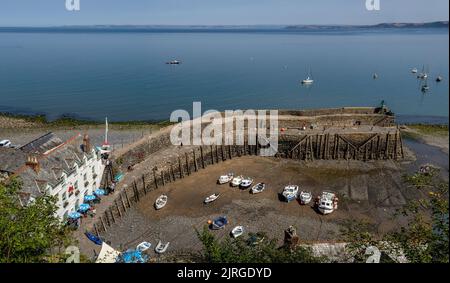 Clovelly, North Devon, Royaume-Uni - 20 août 2022 : vue sur le port au soleil. Banque D'Images