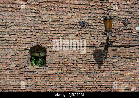 Lanterne en fer forgé sur le mur de la forteresse du Kremlin médiéval de Kolomna en Russie Banque D'Images