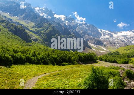 Sentier dans les montagnes du Caucase menant au glacier. Banque D'Images