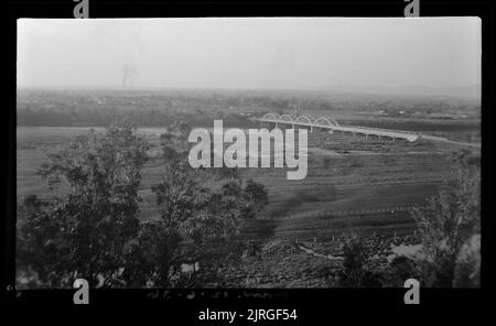 Le nouveau pont Fitzherbert au-dessus de la rivière Manawatu. Palmerston North sur la gauche. Range in Center (14) , 12 juin 1936, par Leslie Adkin. Don de la famille G. L. Adkin, 1964. Banque D'Images