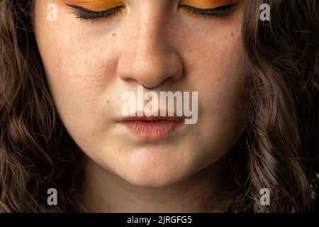 Gros plan de la jeune femme qui puckering ses lèvres. Banque D'Images