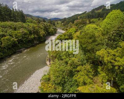 Prise de vue aérienne du fleuve Otaki à Kapiti, en Nouvelle-Zélande, avec le pont tournant au loin Banque D'Images