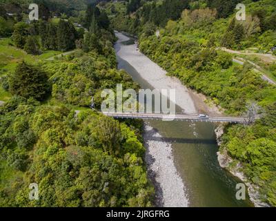 Prise de vue aérienne de la rivière Otaki à Kapiti, en Nouvelle-Zélande, près du pont tournant supérieur. Vue en amont avec collines couvertes de brousse et rivière claire Banque D'Images