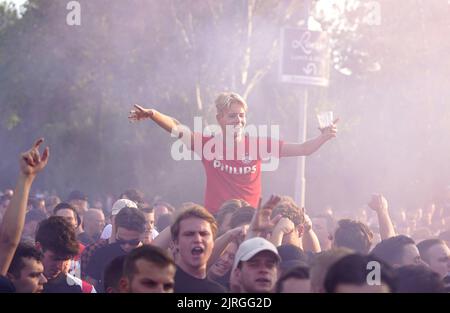 Les fans du PSV Eindhoven devant le stade avant le match de qualification de l'UEFA Champions League au PSV Stadion, Eindhoven. Date de la photo: Mercredi 24 août 2022. Banque D'Images