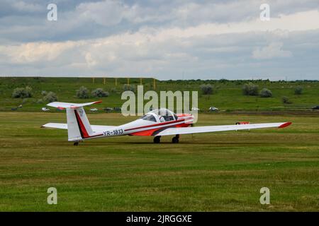 Un avion dans un paysage de verdure au festival aéronautique de Hangariada en Roumanie Banque D'Images