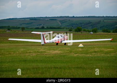 Un avion dans un paysage de verdure au festival aéronautique de Hangariada en Roumanie Banque D'Images