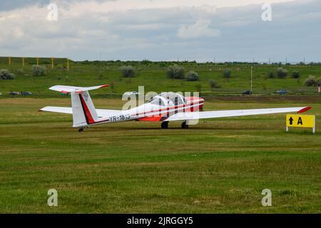 Un avion dans un paysage de verdure au festival aéronautique de Hangariada en Roumanie Banque D'Images