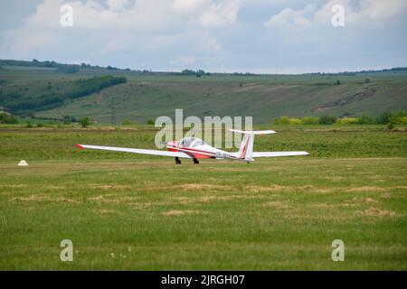 Un avion dans un paysage de verdure au festival aéronautique de Hangariada en Roumanie Banque D'Images