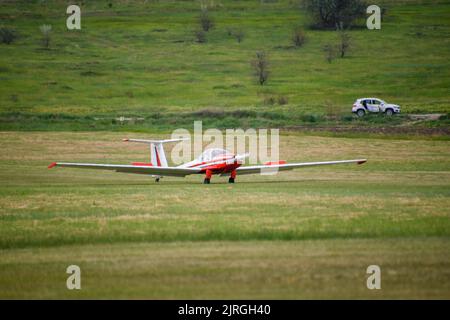 Un avion dans un paysage verdoyant prêt pour le spectacle au festival aéronautique de Hangariada en Roumanie Banque D'Images