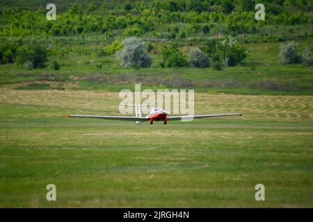 Un avion dans un paysage verdoyant prêt pour le spectacle au festival aéronautique de Hangariada en Roumanie Banque D'Images