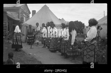 Équipe de femmes plus âgées faisant la danse de poi. [Ouverture officielle de la salle de réunion Raukawa], 14 mars 1936, Ōtaki, par Leslie Adkin. Banque D'Images