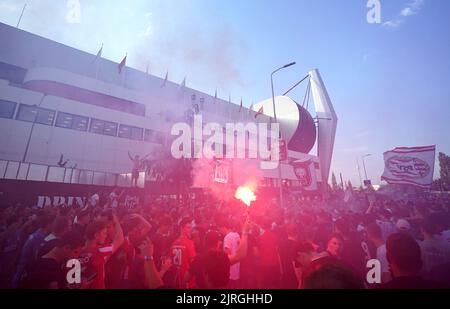 Les fans du PSV Eindhoven devant le stade avant le match de qualification de l'UEFA Champions League au PSV Stadion, Eindhoven. Date de la photo: Mercredi 24 août 2022. Banque D'Images