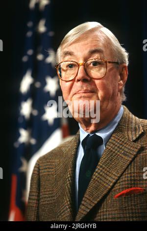 Le sénateur américain Daniel Patrick Moynihan, de New York, lors d'une séance d'information à la galerie de la radio et de la télévision du Sénat, à Capitol Hill, 5 novembre 1997, à Washington, DC. Banque D'Images