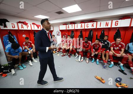 Kevin Betsy, directeur de Crawley Town, parle après le match de son équipe lors de la deuxième partie de la Carabao Cup entre Crawley Town et Fulham au Broadfield Stadium de Crawley. 23rd août 2022 Banque D'Images