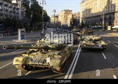 Kiev, Ukraine. 24th août 2022. Les Ukrainiens visitent une exposition d'équipements militaires russes détruits à Kiev, en Ukraine, lors de la célébration du jour de l'indépendance de l'Ukraine mercredi, 24 août 2022. Photo de Vladyslav Musiienko/UPI crédit: UPI/Alay Live News Banque D'Images