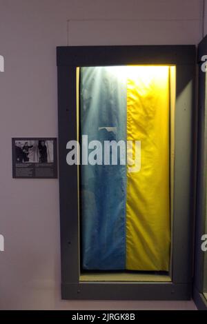 KIEV, UKRAINE - 23 AOÛT 2022 - le drapeau de l'Ukraine qui a été présenté au premier Président de l'Ukraine Leonid Kravchuk par des membres de la diaspora Banque D'Images