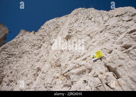 Un panneau d'avertissement sur les falaises de craie à Botany Bay dans le Kent, en Angleterre, au Royaume-Uni Banque D'Images