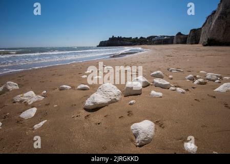 De gros morceaux de craie blanche tombés de la falaise se trouvent dans le sable de Botany Bay, dans le Kent, au Royaume-Uni Banque D'Images