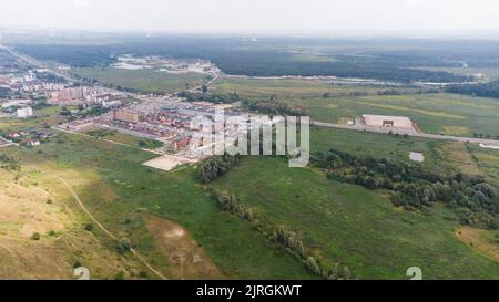 Vaste paysage rural avec des parcelles de champs, de vergers et de haies Banque D'Images