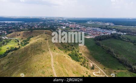 Vaste paysage rural avec des parcelles de champs, de vergers et de haies Banque D'Images