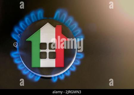 crise du gaz. Augmentation des coûts des services publics en Italie. Crise énergétique, problèmes d'exportation et d'importation en Italie. Le concept, le brûleur à gaz et le modèle de maison sont colorés dans le Banque D'Images