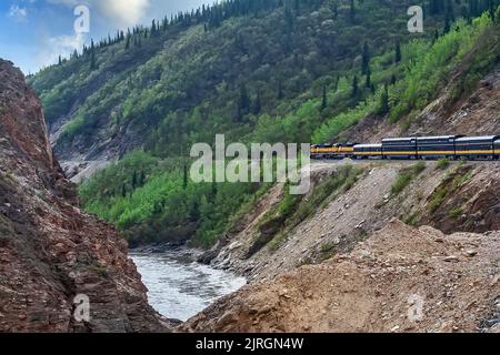 Train traversant le magnifique arrière-pays de l'Alaska Banque D'Images