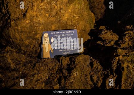 Panneau souterrain indiquant le point à mi-chemin de la visite autoguidée des mines de cuivre de l'âge de bronze de la Grande Orme à Llandudno, dans le nord du pays de Galles, au Royaume-Uni Banque D'Images
