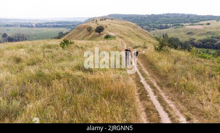 Vaste paysage rural avec des parcelles de champs, de vergers et de haies Banque D'Images