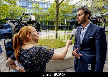 2022-08-24 19:33:25 LA HAYE - Wopke Hoekstra cda arrive au ministère des Finances pour une consultation entre le cabinet et les partis de coalition au sujet du budget de l'année prochaine. ANP ROBIN UTRECHT pays-bas - belgique sortie Banque D'Images