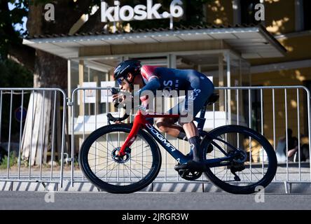 Weimar, Allemagne. 24th août 2022. Cyclisme : visite de l'Allemagne, Weimar, 2,6 km, prologue, essai individuel. Egan Bernal de l'équipe INEOS Grenadiers sur le cours. Credit: Hendrik Schmidt/dpa/Alay Live News Banque D'Images