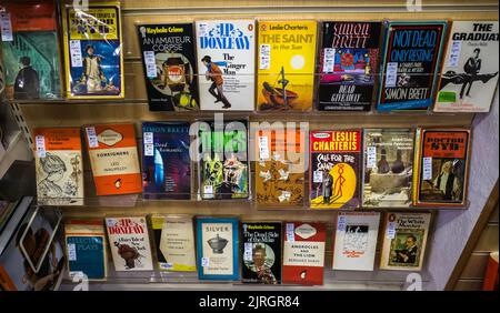 Une sélection de livres de fiction classiques et rétro dans la boutique caritative Oxfam. Banque D'Images