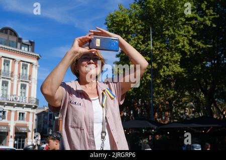 Pour célébrer le 31st anniversaire de l'indépendance de l'Ukraine, une manifestation a eu lieu à Toulouse (France) sur 24 août 2022. Six mois après le début de l'attaque russe sur le pays, la diaspora ukrainienne voulait se montrer aussi déterminée que jamais et invitait les résidents de Toulouse à participer à ce défilé. Ils se rendirent ensuite à la statue de Taras Shevchenko, poète et héros de la nation ukrainienne. Photo de Patrick Batard / ABACAPRESS.com Banque D'Images