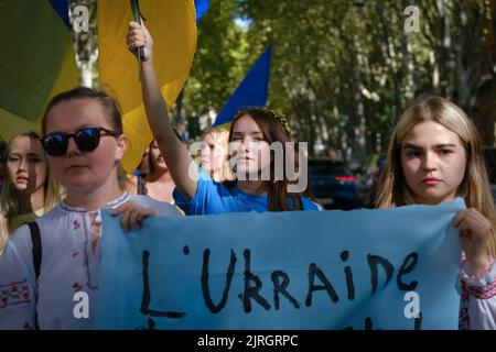 Pour célébrer le 31st anniversaire de l'indépendance de l'Ukraine, une manifestation a eu lieu à Toulouse (France) sur 24 août 2022. Six mois après le début de l'attaque russe sur le pays, la diaspora ukrainienne voulait se montrer aussi déterminée que jamais et invitait les résidents de Toulouse à participer à ce défilé. Ils se rendirent ensuite à la statue de Taras Shevchenko, poète et héros de la nation ukrainienne. Photo de Patrick Batard / ABACAPRESS.com Banque D'Images